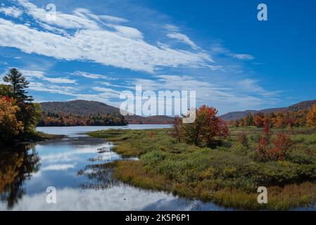 `Blick auf den Lewey Lake in den Adirondack Mountains, NY USA im Herbst mit Herbstfarben Stockfoto